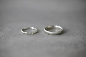 Image of 9ct white gold 4mm horn texture ring