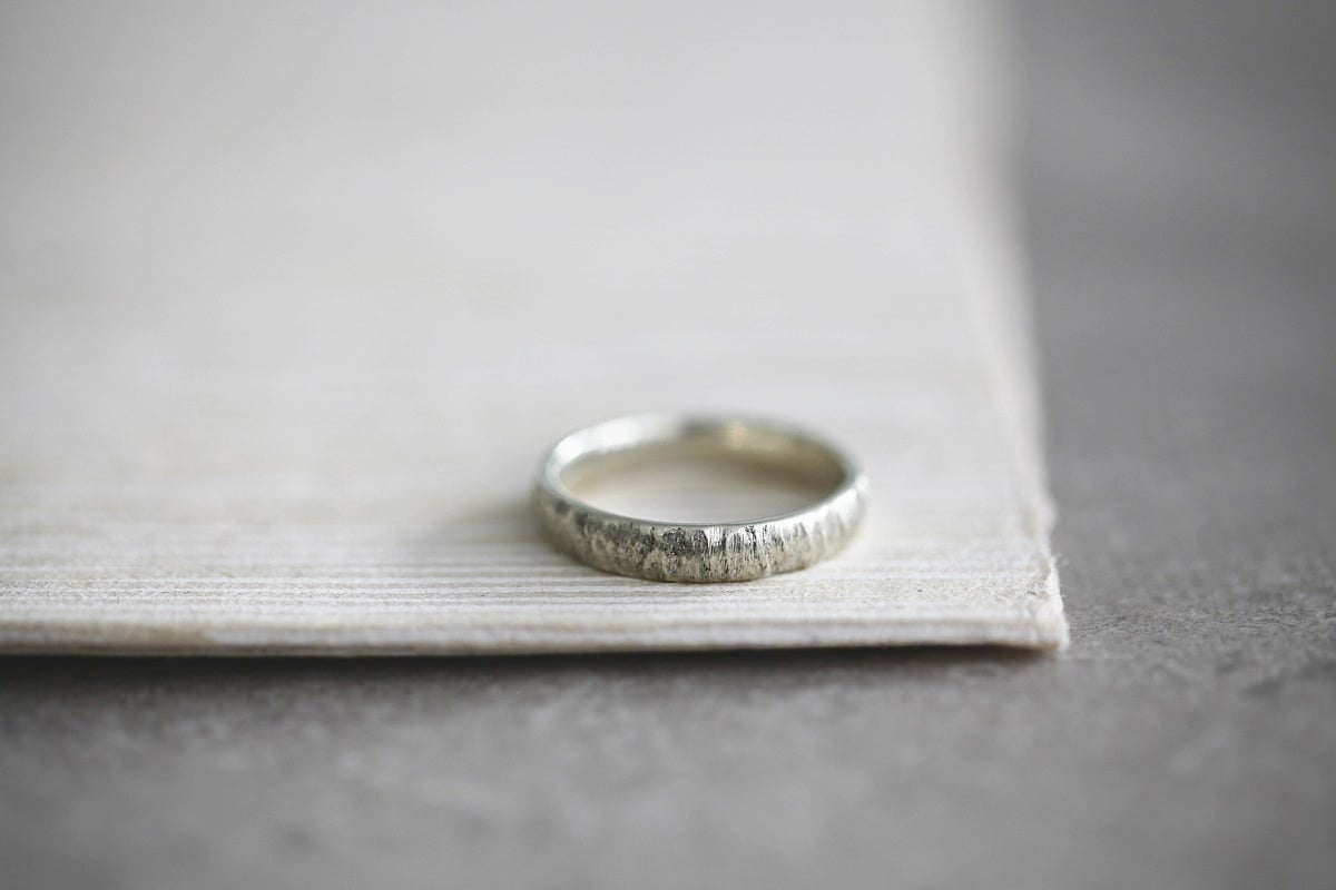 Image of 9ct white gold 4mm horn texture ring