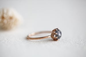 Image of 18ct rose gold grey rose-cut diamond ring (IOW151)