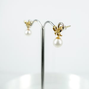 Image of CP0879  - 9ct yellow gold bow stud earring with cultured pearl drop 