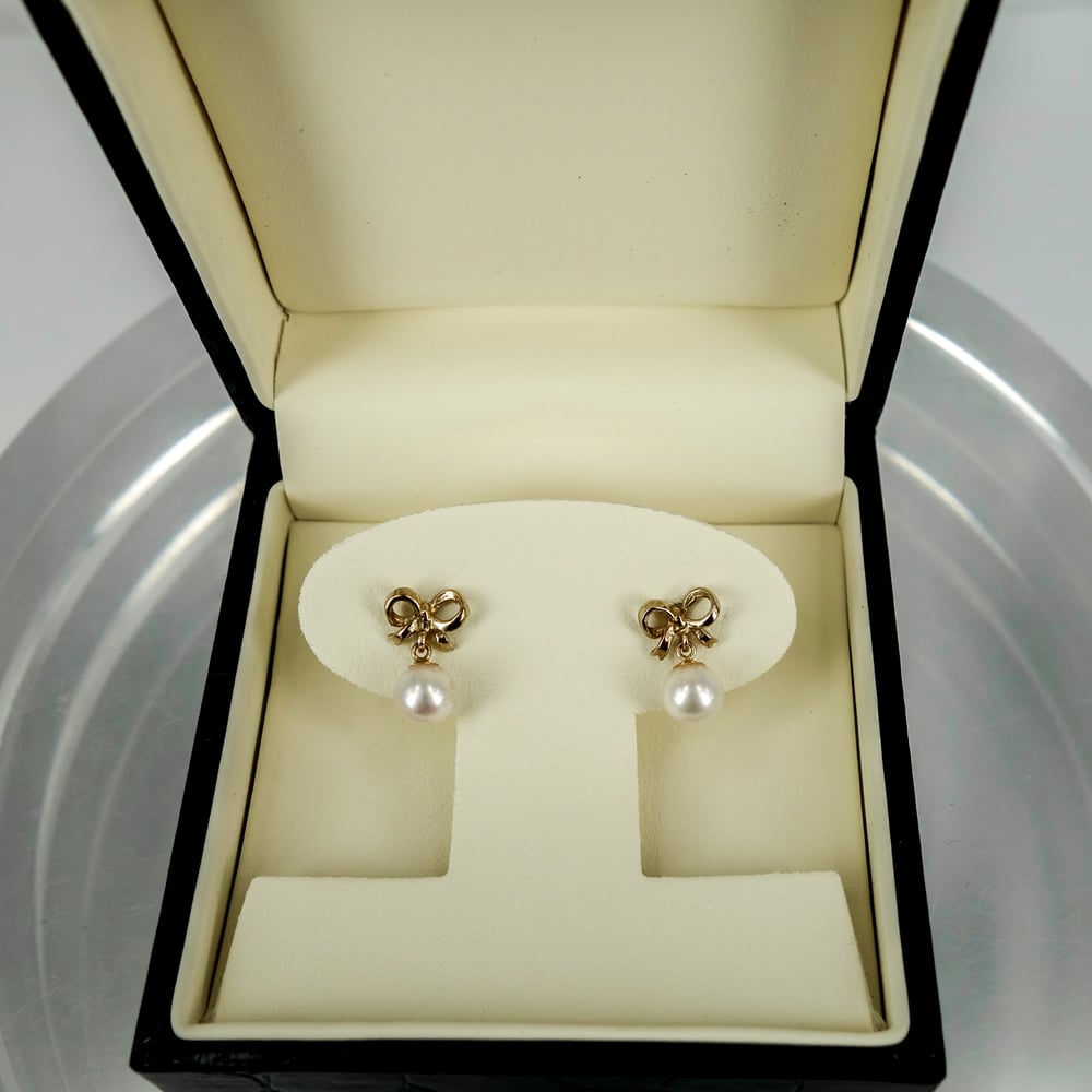 Image of CP0879  - 9ct yellow gold bow stud earring with cultured pearl drop 