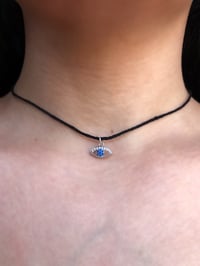Eye pendent choker 