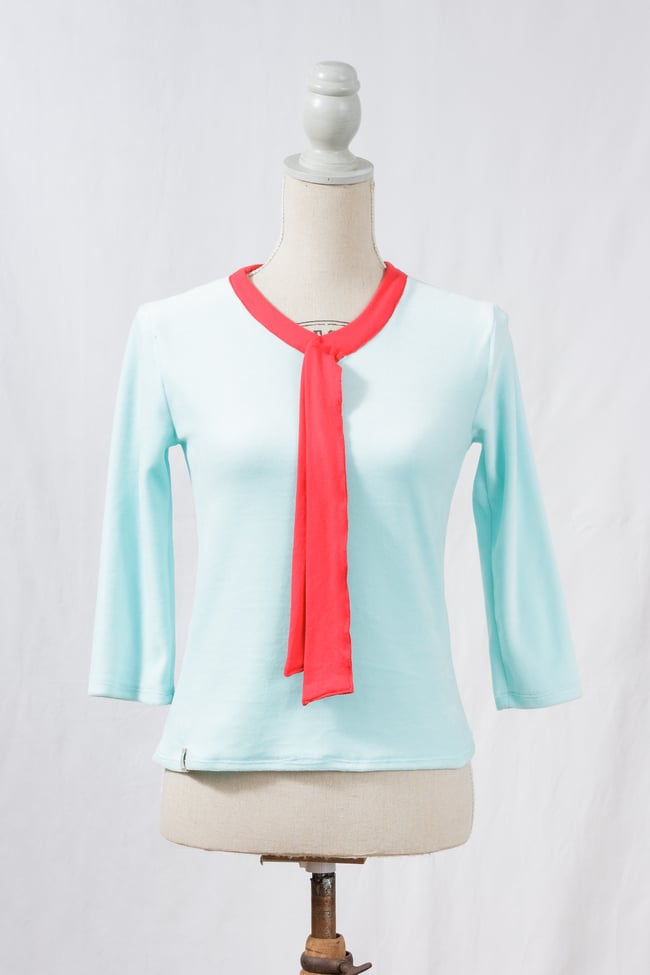 Top éponge manche trois quart cravate rouge