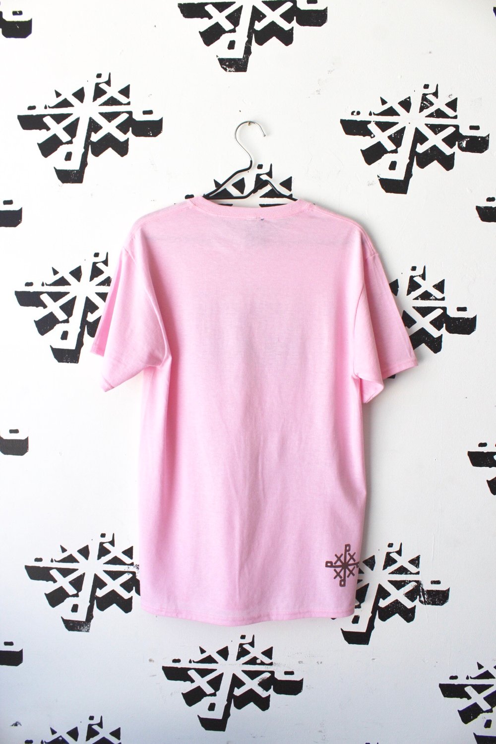 win either way tee in pink 