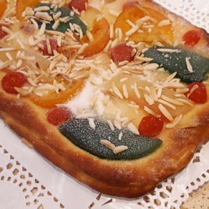 Image of COCA de SANT JOAN de BRIOIX (crema o fruita) FARCIDA de CABELL D'ÀNGEL