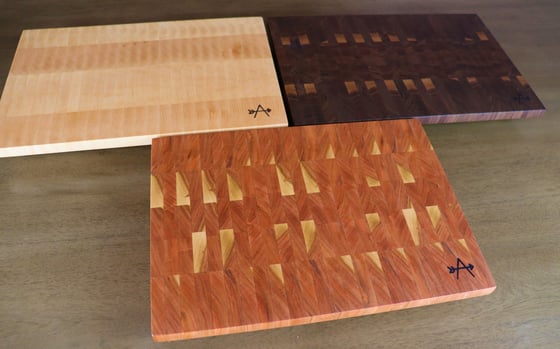 Image of SOLID COLOR END-GRAIN CUTTING BOARD 