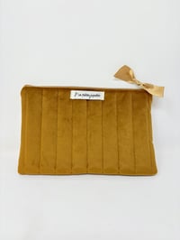 Image 1 of Pochette à livre LA LECTRICE velours matelassé moutarde