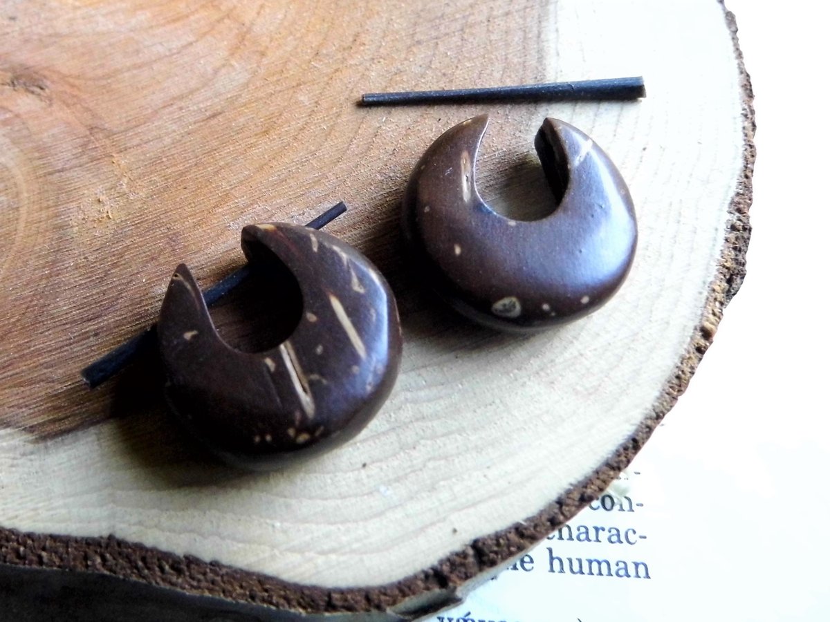 Small Coco Wood Huggie Earrings Natural Grain