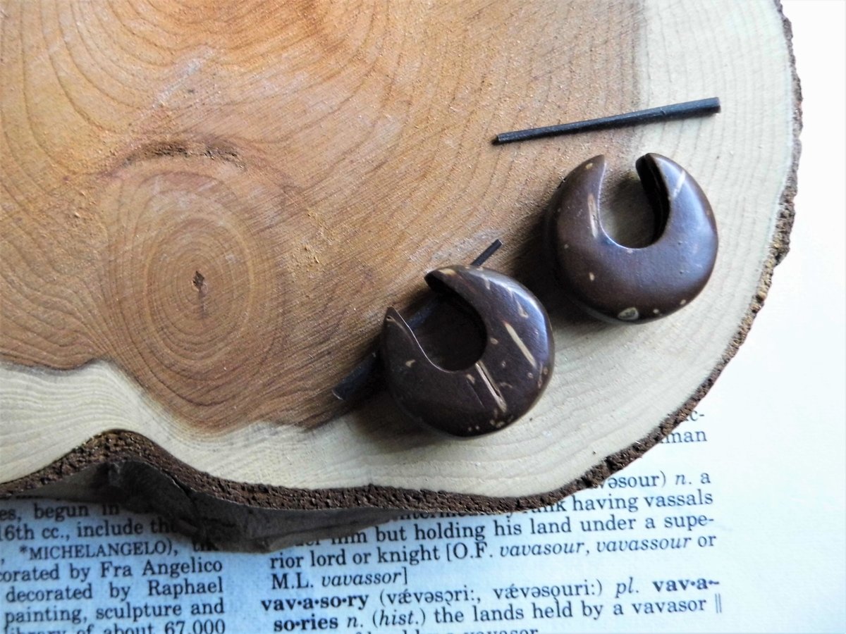 Small Coco Wood Huggie Earrings Natural Grain