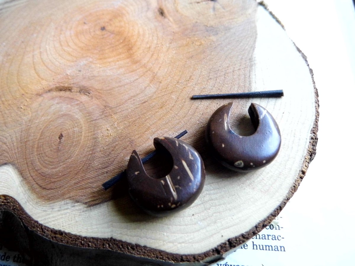 Small Coco Wood Huggie Earrings Natural Grain