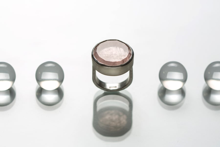 Image of "My rose" silver ring with rose quartz · MEA ROSA ·