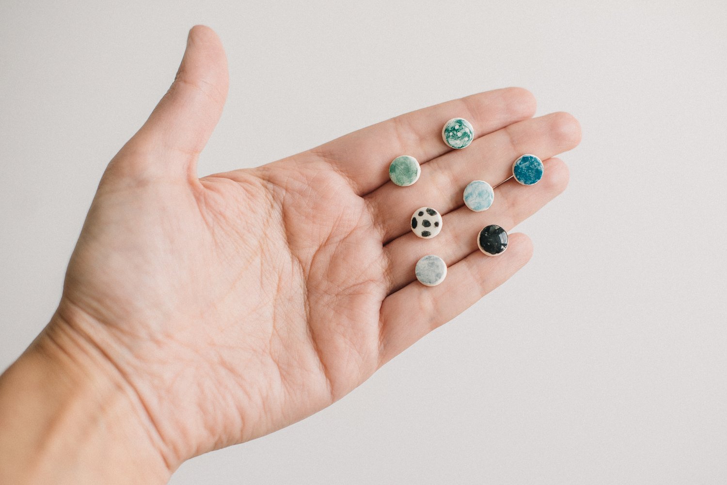 Image of Pendientes de botón de cerámica "Lentejitas de colores"