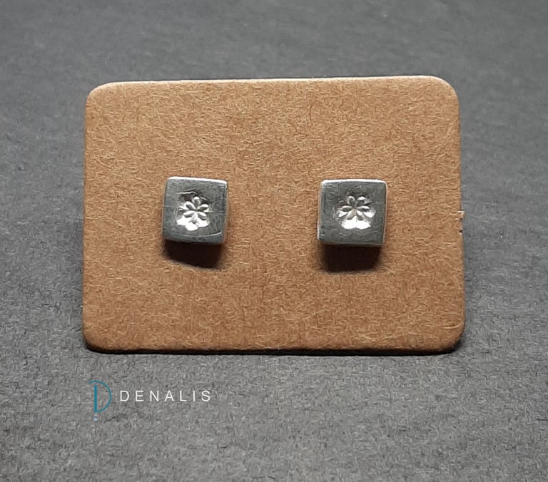 Flower stamped stud earrings Image 2