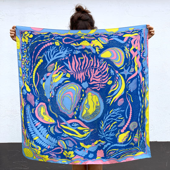 Image of The World is your Oyster Silkscarf Bleu