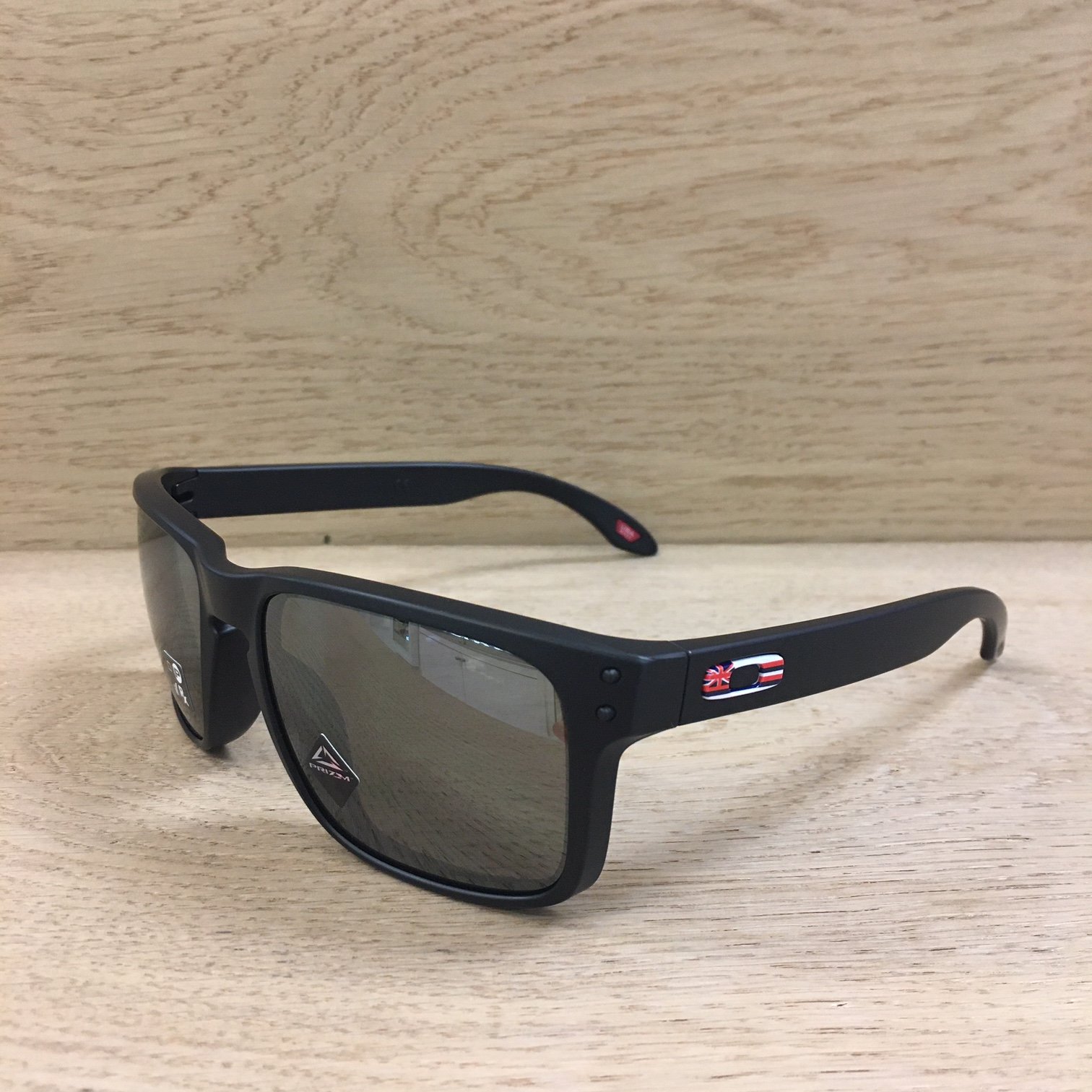 oakley holbrook flag icon