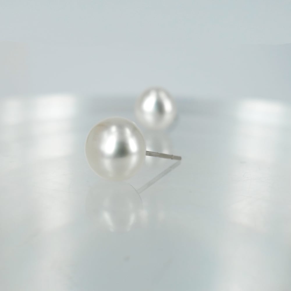 Image of CP0905 - 9ct white gold natural freshwater pearl stud earrings 