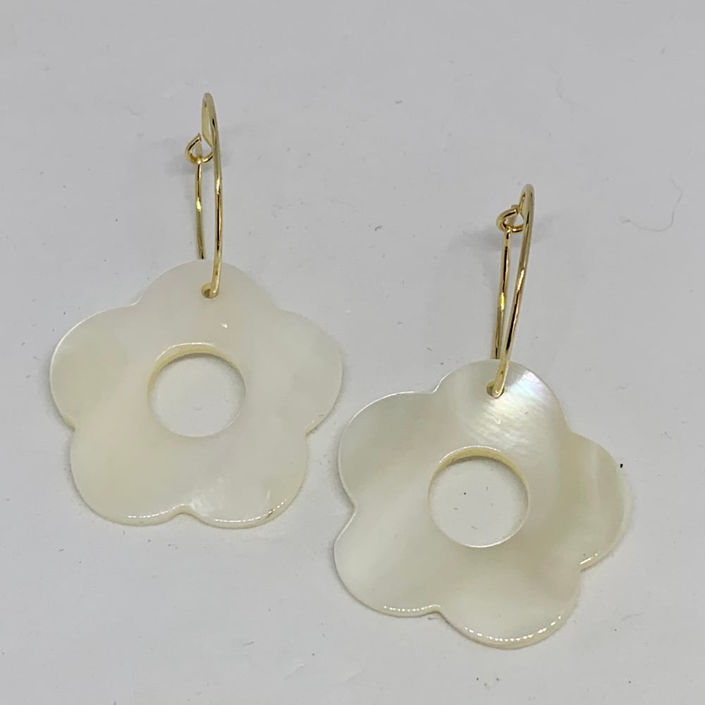 Image of Shell Flower Earrings