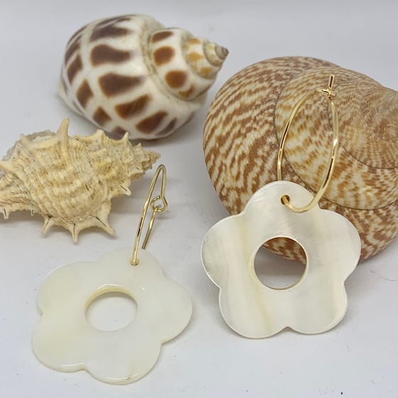 Image of Shell Flower Earrings