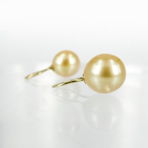Image of CP0866 - Pearl of 18ct yellow gold pearl drop earrings 