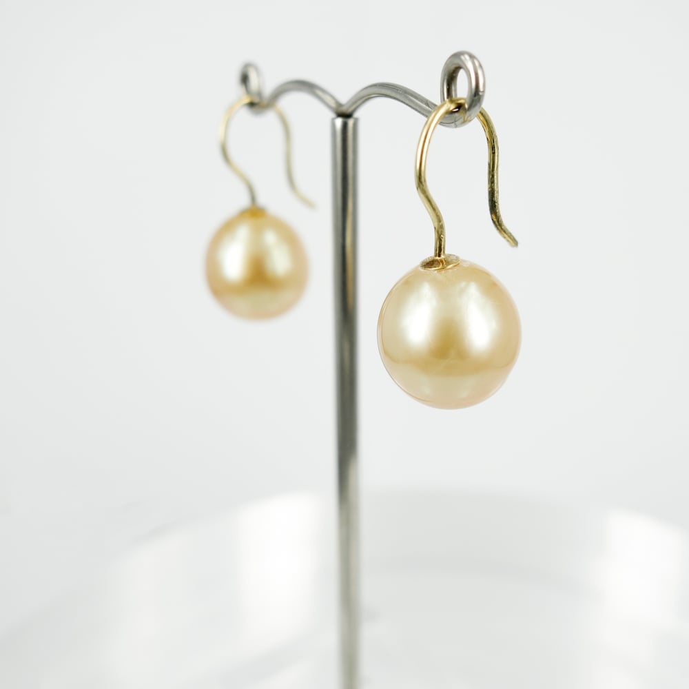 Image of CP0866 - Pearl of 18ct yellow gold pearl drop earrings 