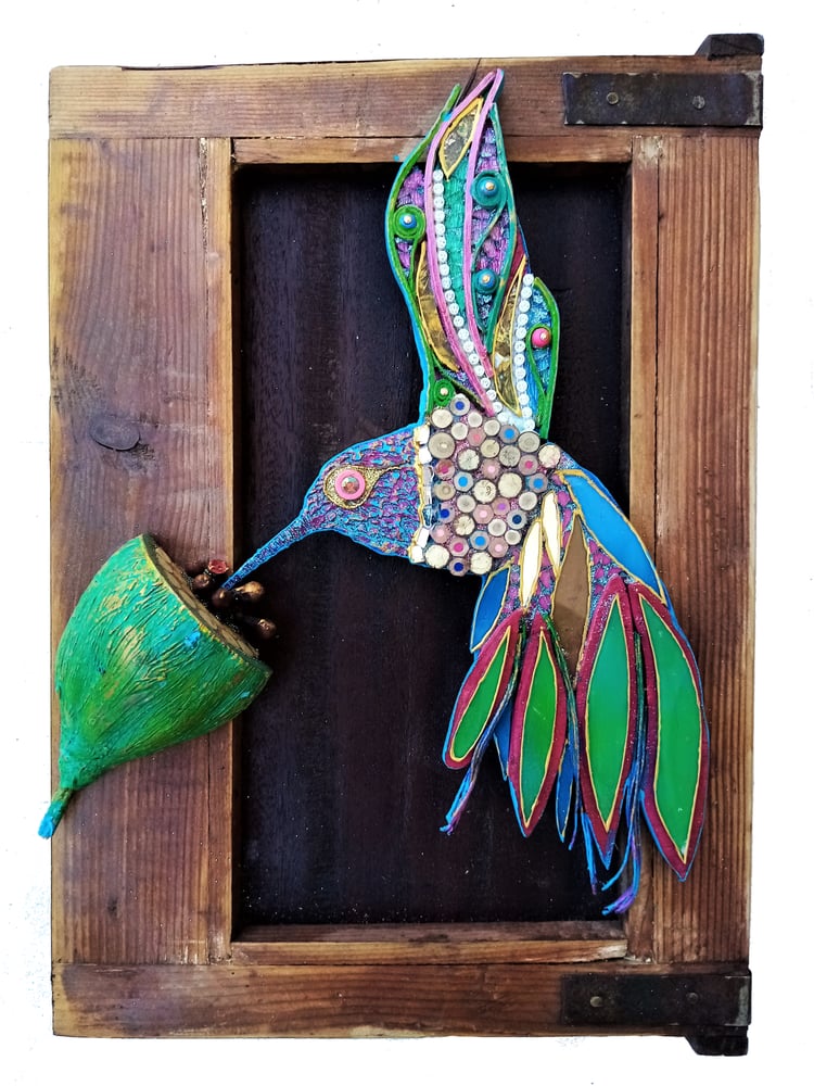 Image of Colibrì su vecchia anta/Hummingbird on old cabinet window