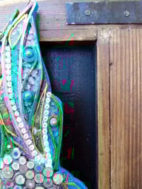 Image 4 of Colibrì su vecchia anta/Hummingbird on old cabinet window