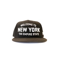 Image 1 of 2520 X NEW ERA WELCOME TO NEW YORK THE EMPIRE STATE  9FIFTY SNAPBACK - BLACK/WHITE