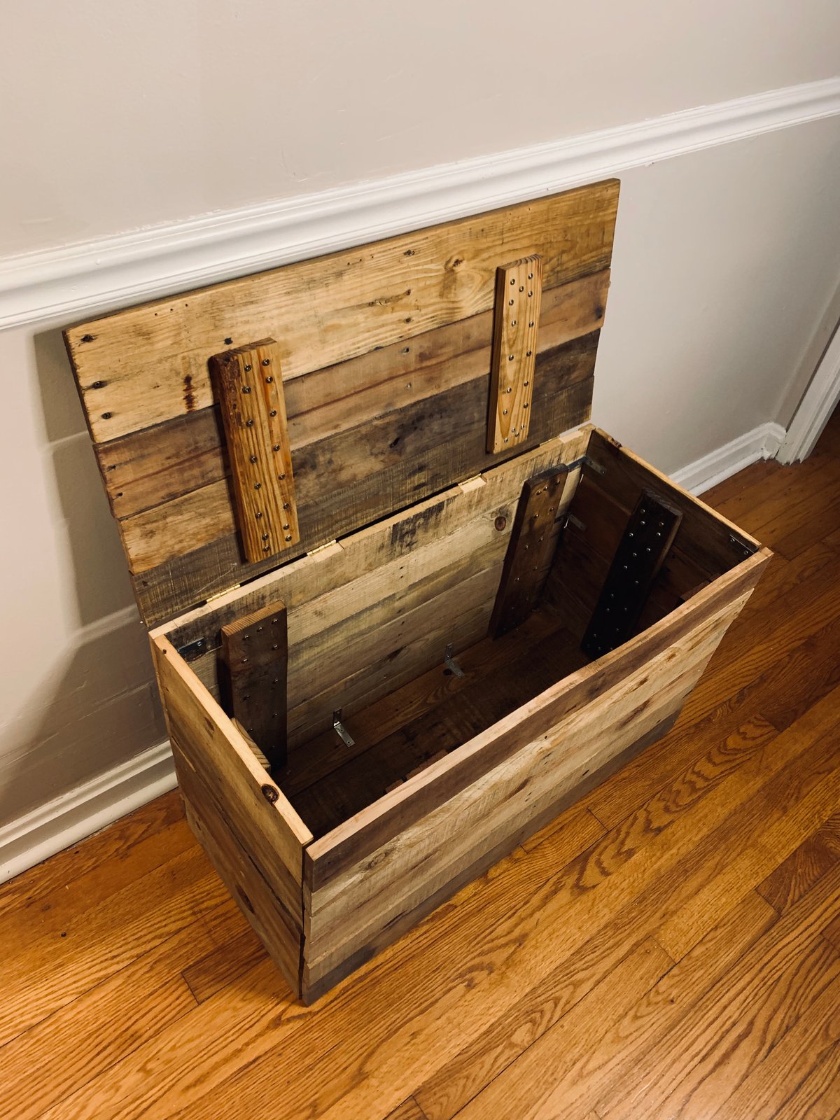 Toy box made from deals pallet wood