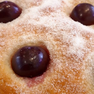 Image of COCA de BRIOIX AMB CIRERES DE TEMPORADA