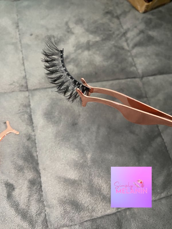 Image of lash applicator .