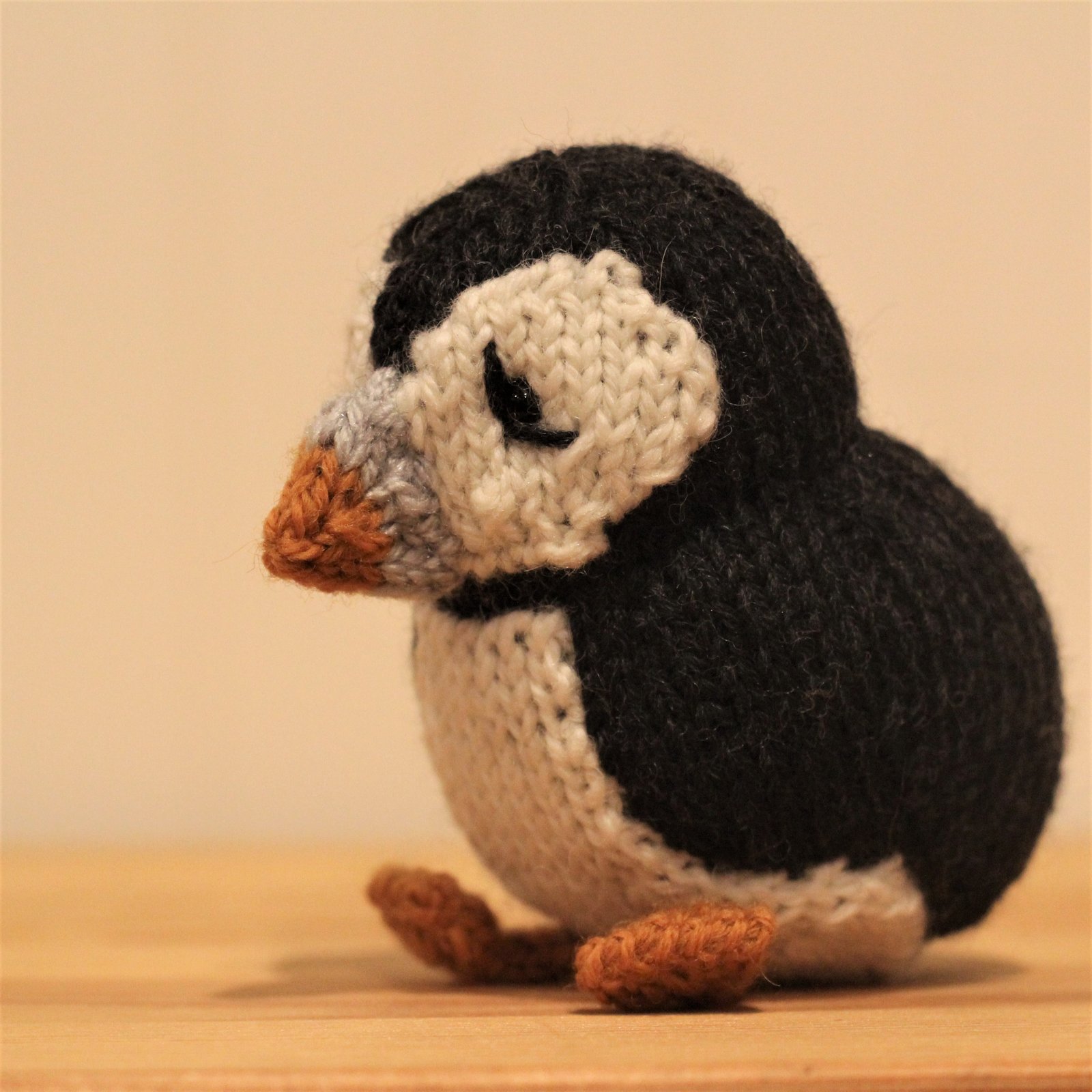 Details about   New Cute Knitted Puffin with Alaska Hat polystone ornament knit pattern texture 
