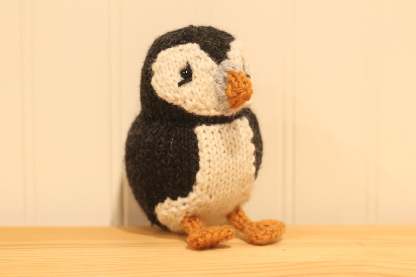 Details about   New Cute Knitted Puffin with Alaska Hat polystone ornament knit pattern texture 