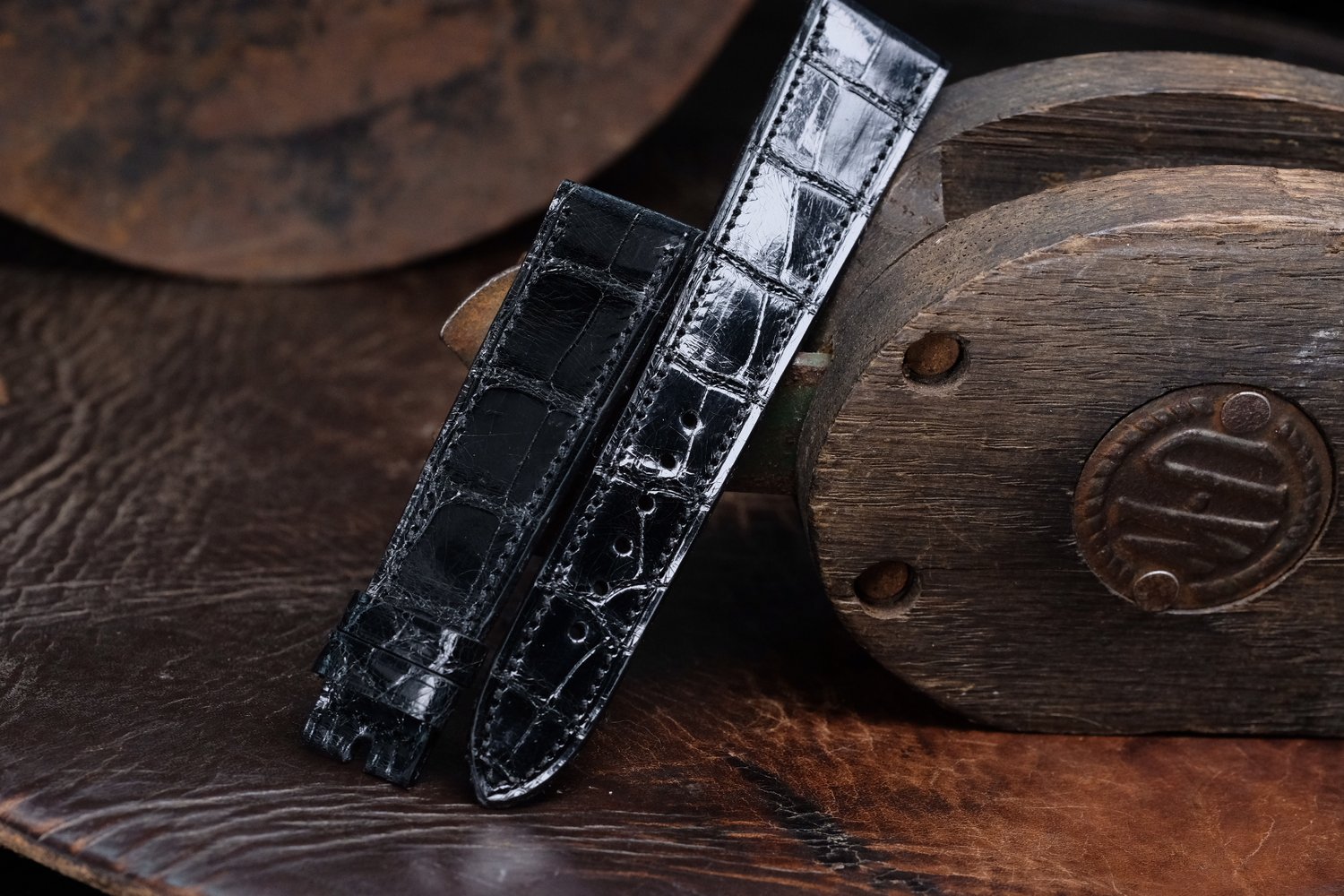 Image of GLOSS BLACK ALLIGATOR STRAP 20/16 