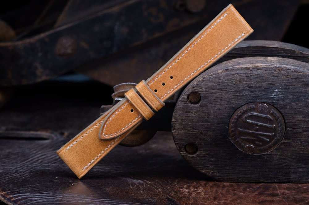 Image of VINTAGE TAN ENGLISH SADDLE  STRAP 21/16 