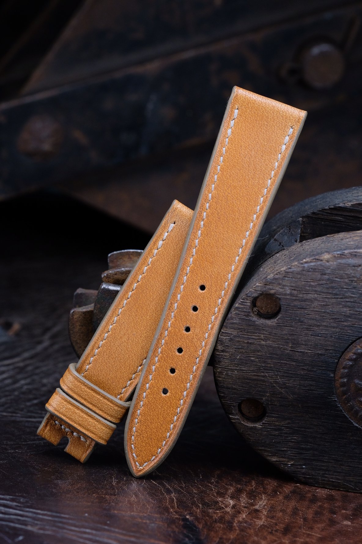 Image of VINTAGE TAN ENGLISH SADDLE  STRAP 21/16 