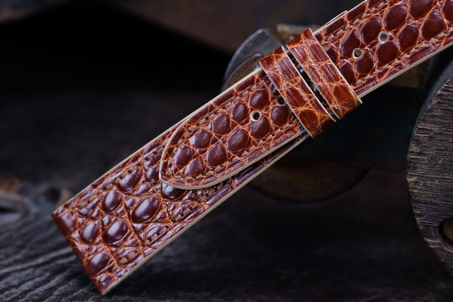 Image of CHESTNUT GLOSS BROWN ALLIGATOR STRAP 20/16 