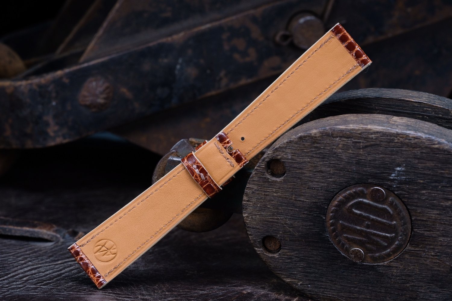 Image of CHESTNUT GLOSS BROWN ALLIGATOR STRAP 20/16 