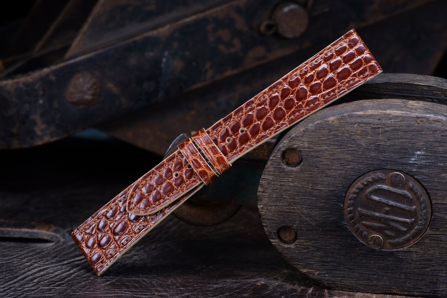 Image of CHESTNUT GLOSS BROWN ALLIGATOR STRAP 20/16 