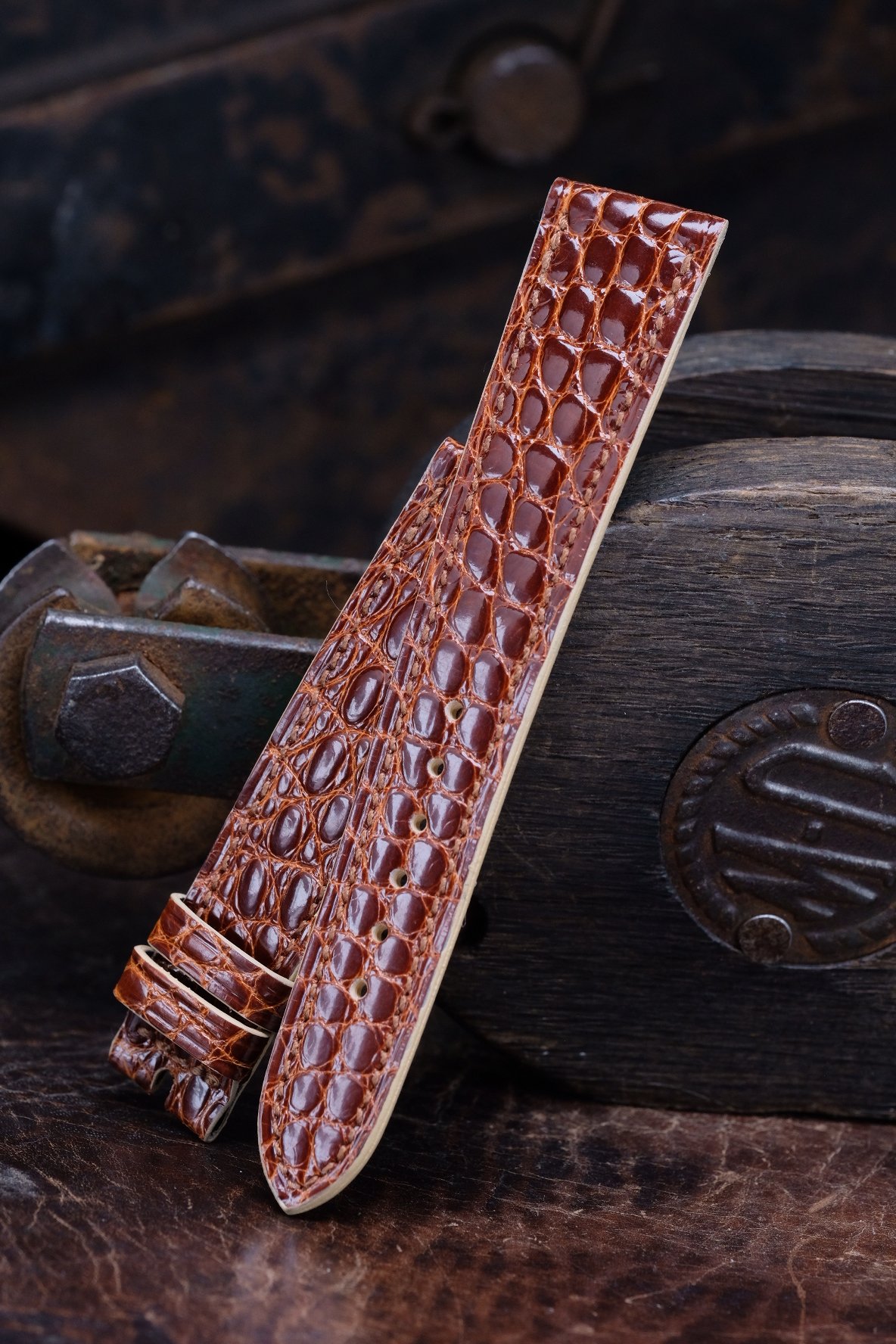 Image of CHESTNUT GLOSS BROWN ALLIGATOR STRAP 20/16 