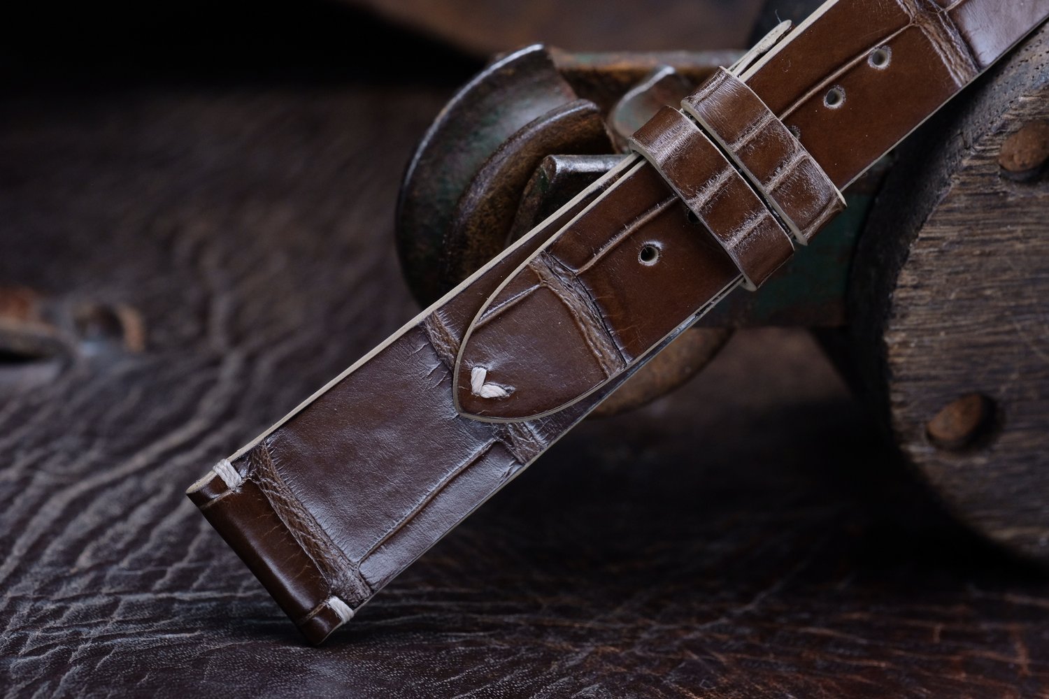 Image of STITCHLESS DARK OLIVE BROWN ALLIGATOR STRAP, 20/16