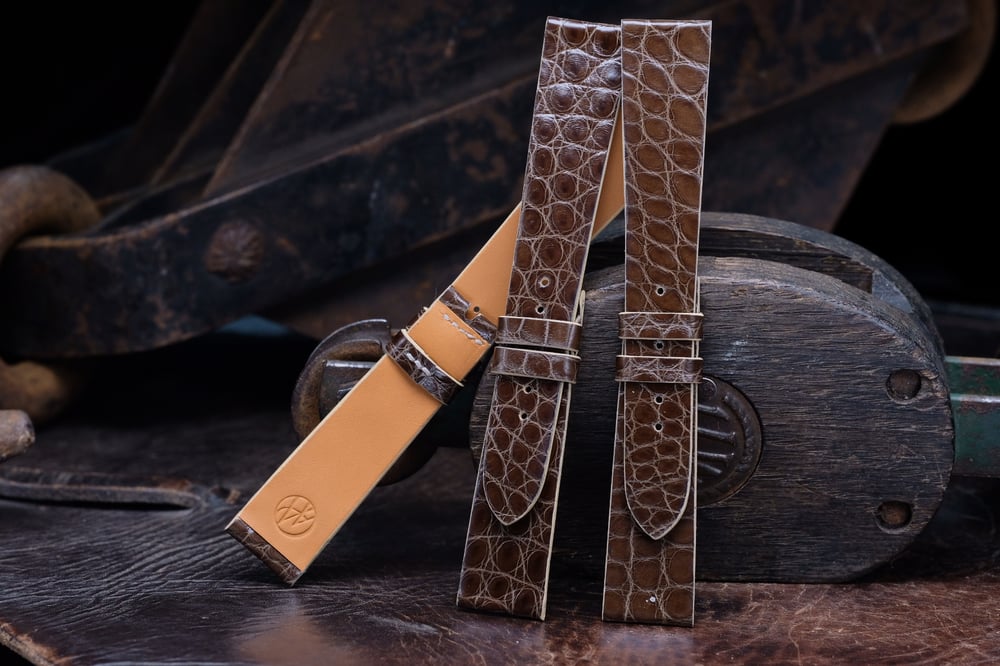 Image of STITCHLESS DARK BROWN OLIVE ALLIGATOR STRAP,  20/16