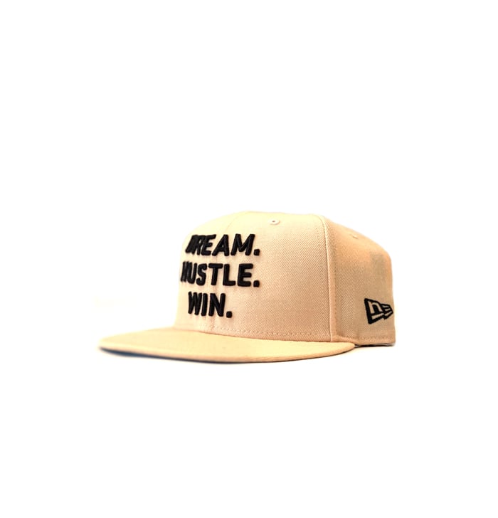 2520 X NEW ERA DREAM. HUSTLE. WIN. 9FIFTY SNAPBACK - MANGO MOCHA