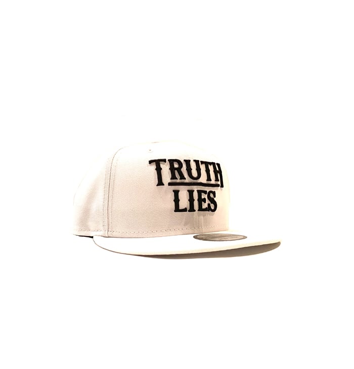 Image of 2520 X NEW ERA TRUTH OVER LIES 9FIFTY SNAPBACK - WHITE