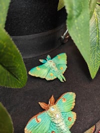 Image 11 of Wisiorek z magiczną ćmą ✨🧚🏻‍♂️