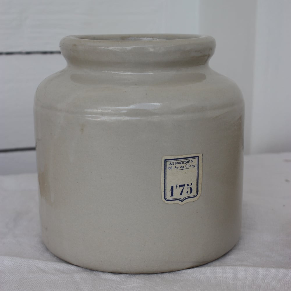 Image of Pot en faïence émaillée grise.