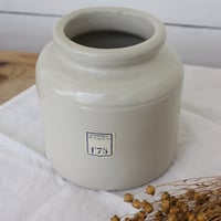 Image 3 of Pot en faïence émaillée grise.