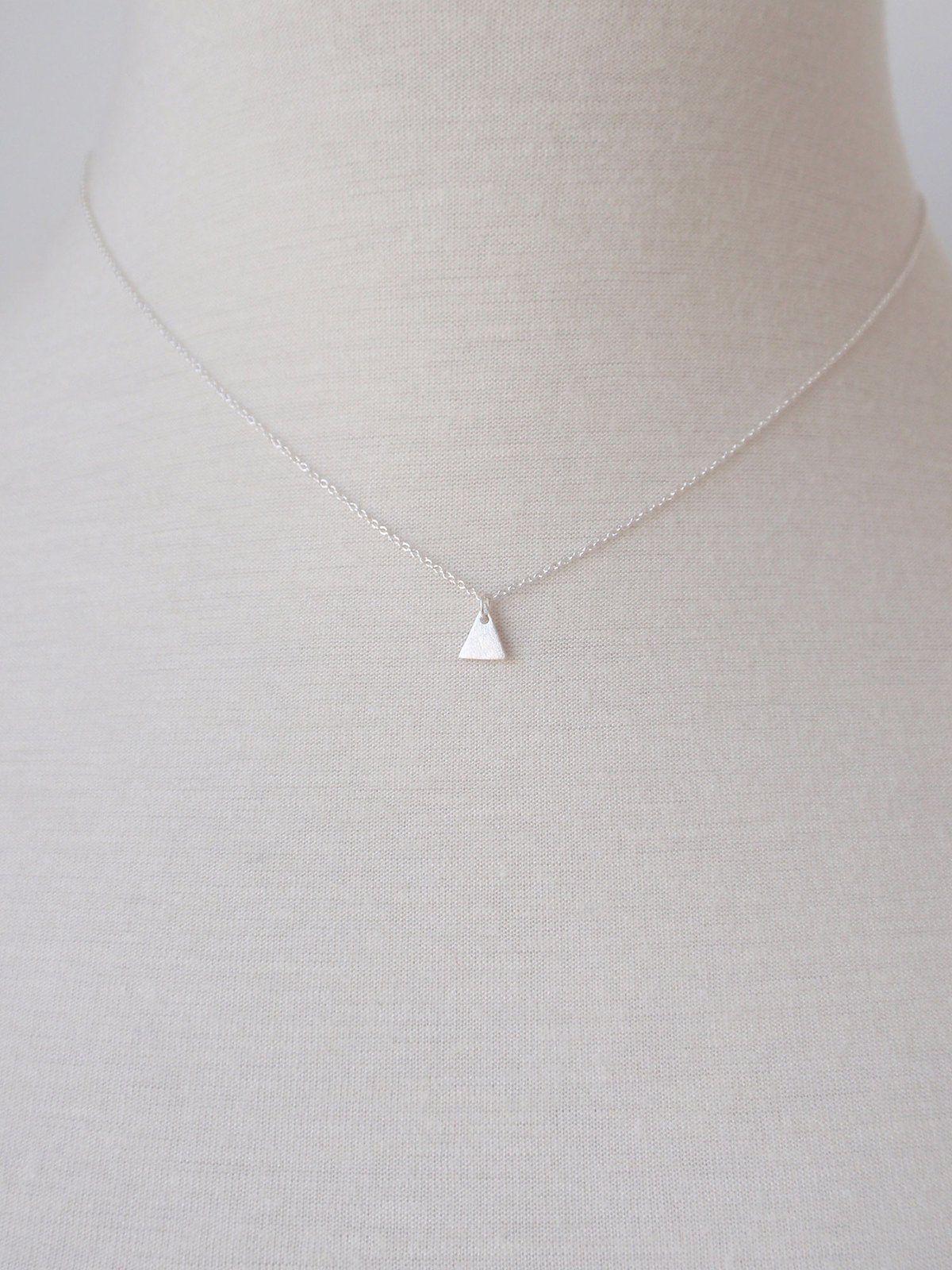 Coma Barcelona. Dainty and simple handmade jewelry