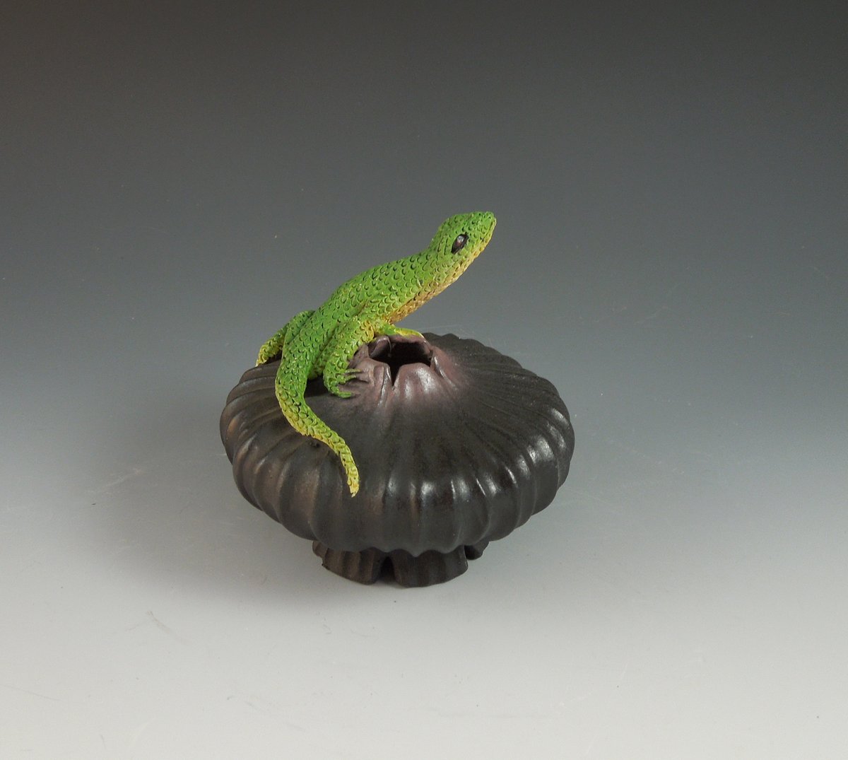 Lizard on Fluted Bowl Nancy Yturriaga Adams Clay Artist