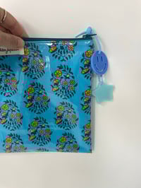 Image 3 of *EN STOCK* Pochette à Maillots Et son Gri-gri Lilie B Créations bleue et jolies fleurs