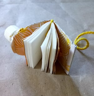 PEINTURE JAUNE - Livre-objet - tube d'encre pour lino